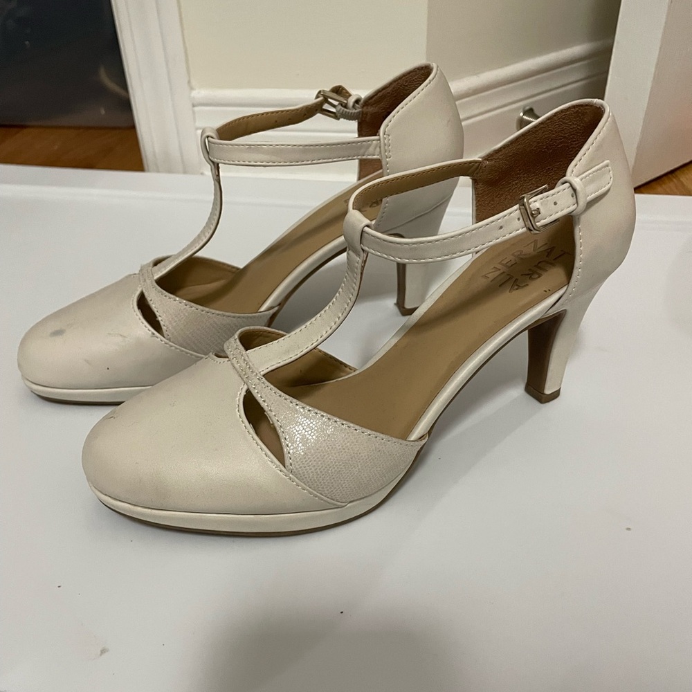 Naturalizer off white leather healed sandals, Size 7.5